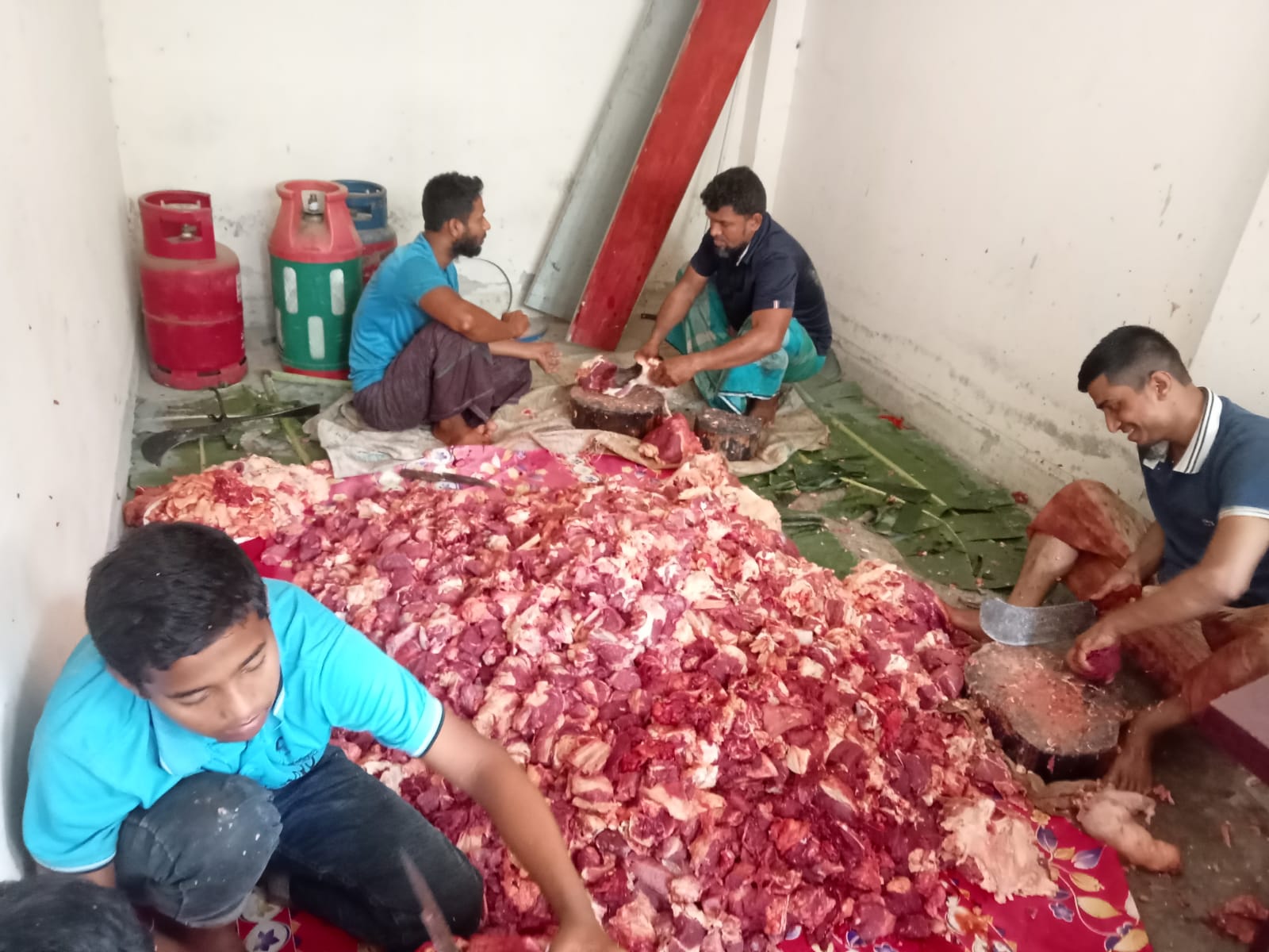 বরিশালে দোকানে বিক্রি মাংস বয়কট করে চাঁদা তুলে মাংস বন্টন!