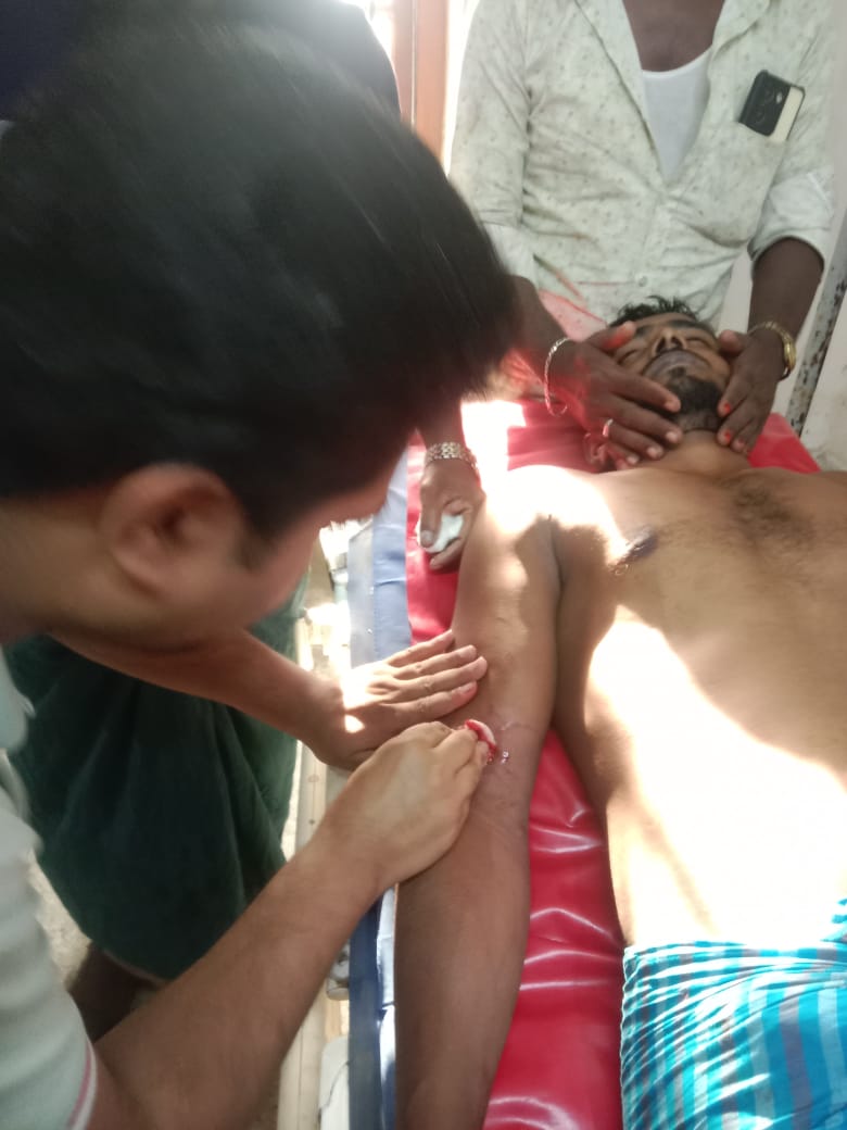 পুকুর থেকে পানি নেওয়া কে কেন্দ্র করে কুপিয়ে জখম