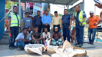 বরিশালে কারেন্ট জাল ও মাছ সহ আটক ২০