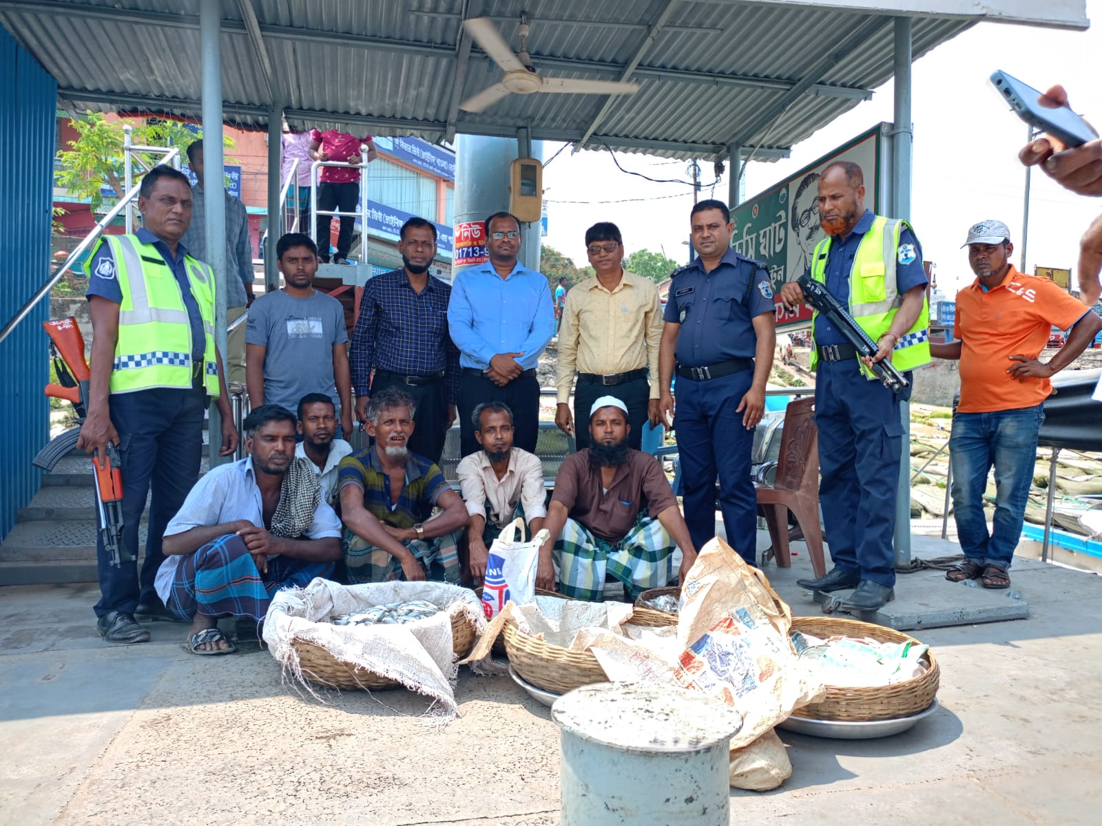বরিশালে কারেন্ট জাল ও মাছ সহ আটক ২০