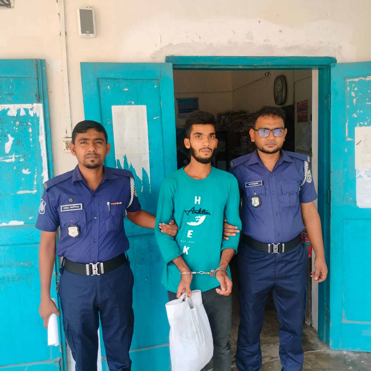 স্কুলছাত্রী ধর্ষন ধর্ষক গ্রেফতার।