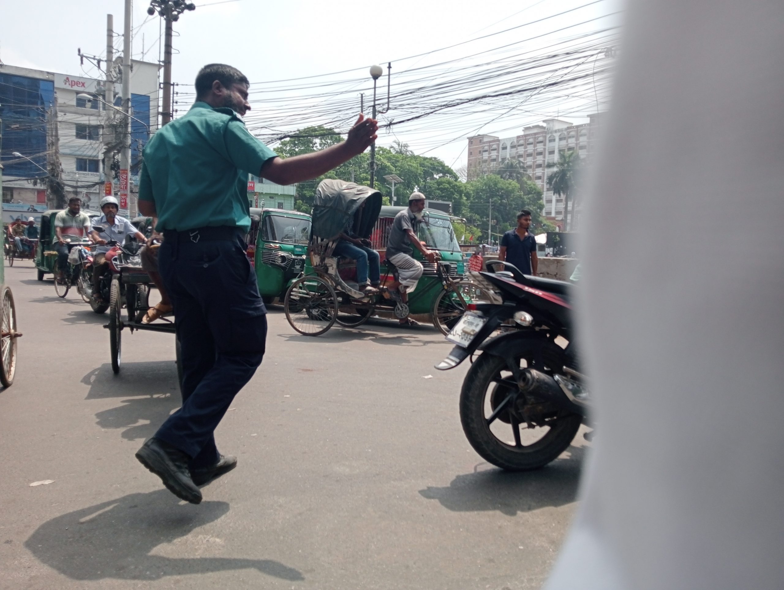 ঈদকে সামনে রেখে বেড়েছে অবৈধ যানবাহন, যানজটে  সাধারণ মানুষের দুর্ভোগ