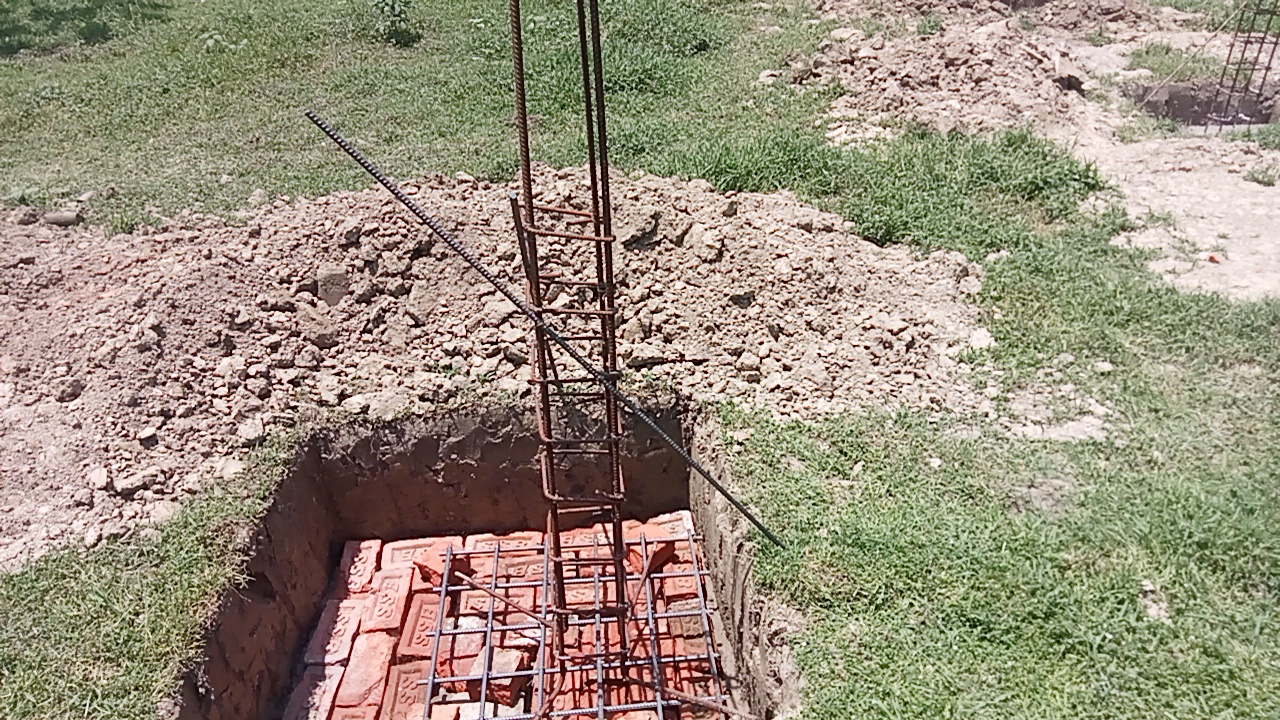 সীমানা প্রাচীর নির্মাণ করে জমি দখলের অভিযোগ