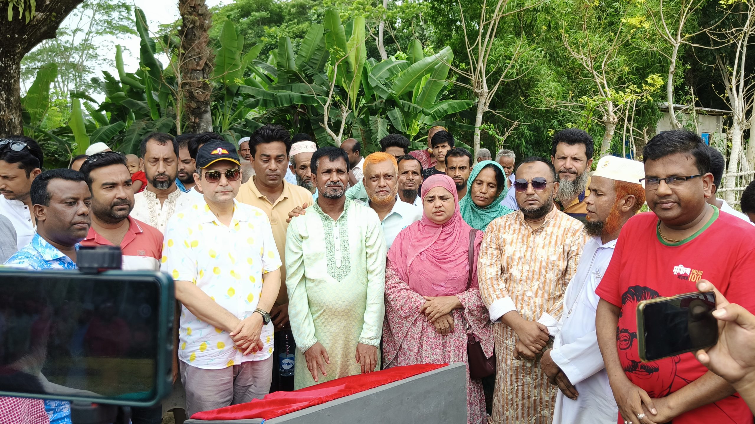 আরসিসি রাস্তা নির্মান কাজের উদ্ধোধন করলেন মেয়র