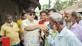 সড়কে পানি ছিটালেন  এবং পান বিতরণ করলেন বেতাগী পৌর মেয়র