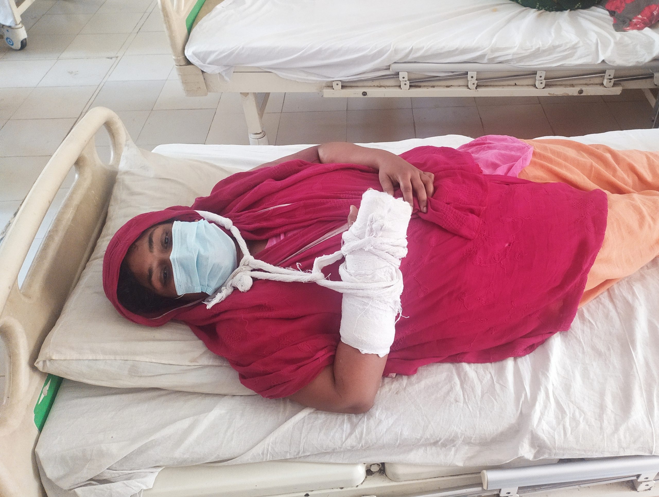 মেয়েকে অশ্লীল ভিডিও দেখিয়ে কুপ্রস্তাব দিলেন বাবা, প্রতিবাদ করায় স্ত্রীকে পিটিয়ে জখম