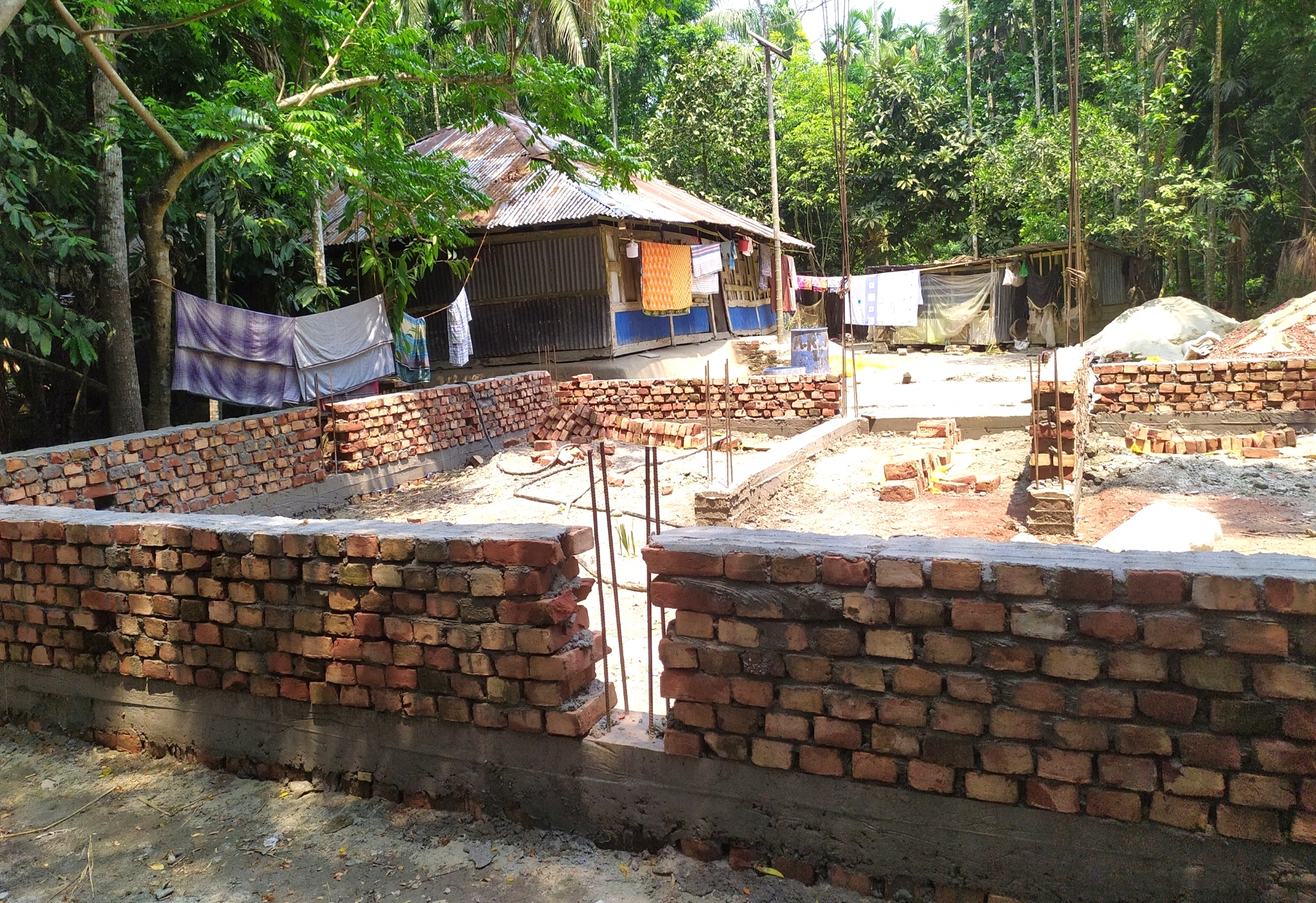 নলছিটিতে আদালতের নির্দেশ অমান্য করে স্থাপনা নির্মাণের অভিযোগ