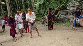 নারীদেরকে দিয়ে জমি ও পুকুর দখল রোধে প্রশাসনের সহায়তা চায় অসহায় পরিবার