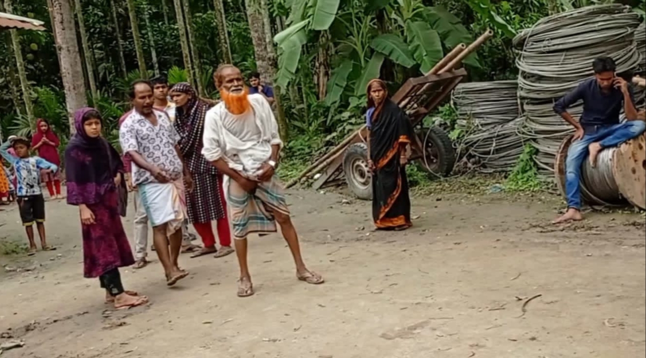 নারীদেরকে দিয়ে জমি ও পুকুর দখল রোধে প্রশাসনের সহায়তা চায় অসহায় পরিবার