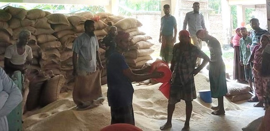 অসহায় ও দুস্থদের মাঝে  ভিজিএফের চাল বিতরণ