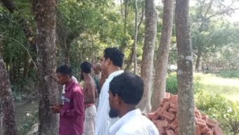 এক সপ্তাহ ধরে বাড়ি থেকে বেড় হতে পারছে না একটি পরিবার