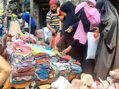 ফুটপাতের একদরের দোকানে ক্রেতার ভিড়