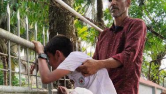 বরিশালে গেট টপকে স্কুল পালাতে গিয়ে রডে আটকে গেল ছাত্রের হাত