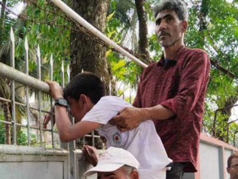 বরিশালে গেট টপকে স্কুল পালাতে গিয়ে রডে আটকে গেল ছাত্রের হাত