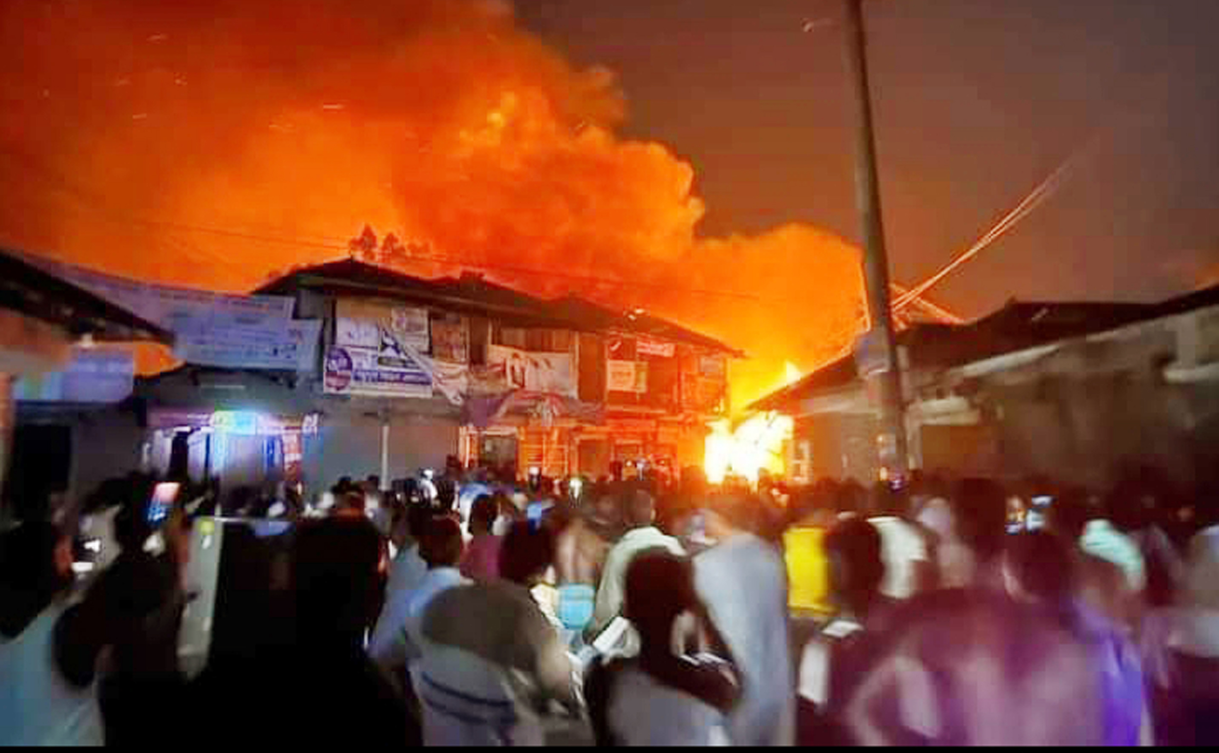 আগুনে পুড়ে ১৩ দোকান ছাই পাঁচ  কোটি টাকা ক্ষতি