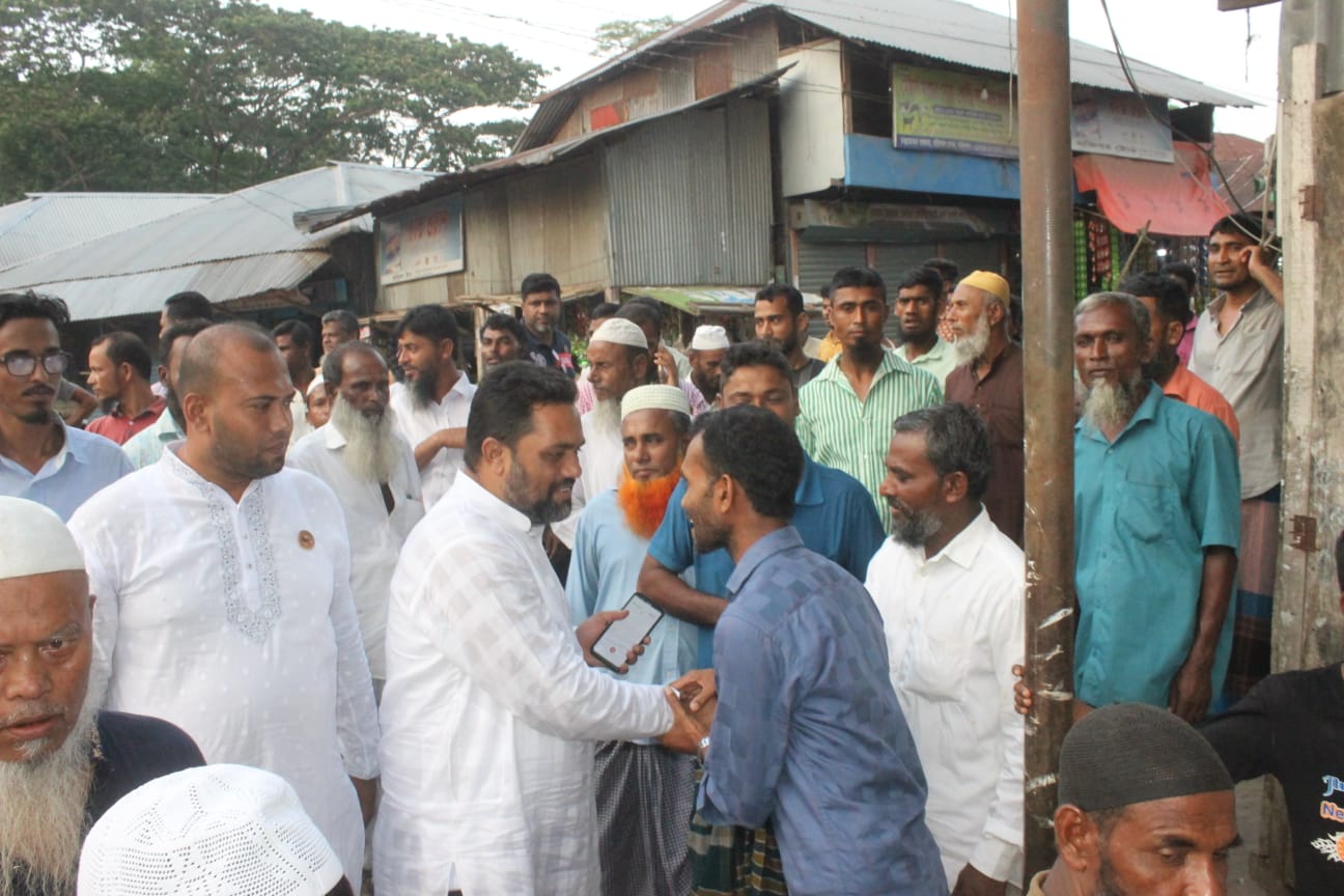 বাবা-মা ও চরমোনাই পীরের কবর জিয়ারত করে আনুষ্ঠানিক প্রচারণায় চেয়ারম্যান প্রার্থী এসএম জাকির হোসেন