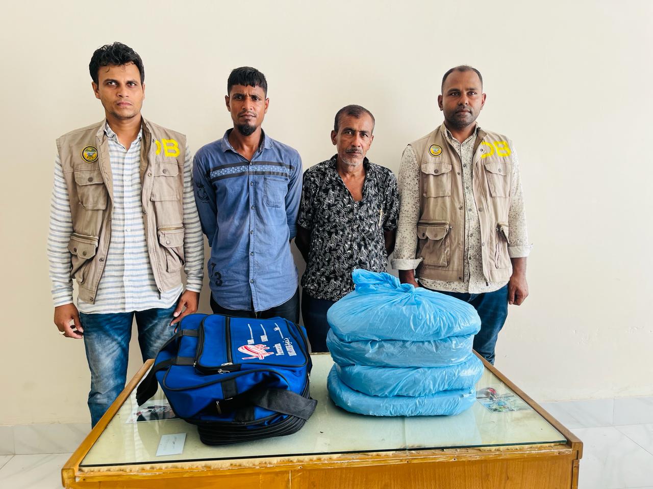 গাঁজা সহ ২ মাদক ব্যবসায়ী আটক