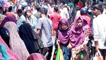 ফুটপাতে ছুটছেন বরিশালের নিন্ম আয়ের ক্রেতা