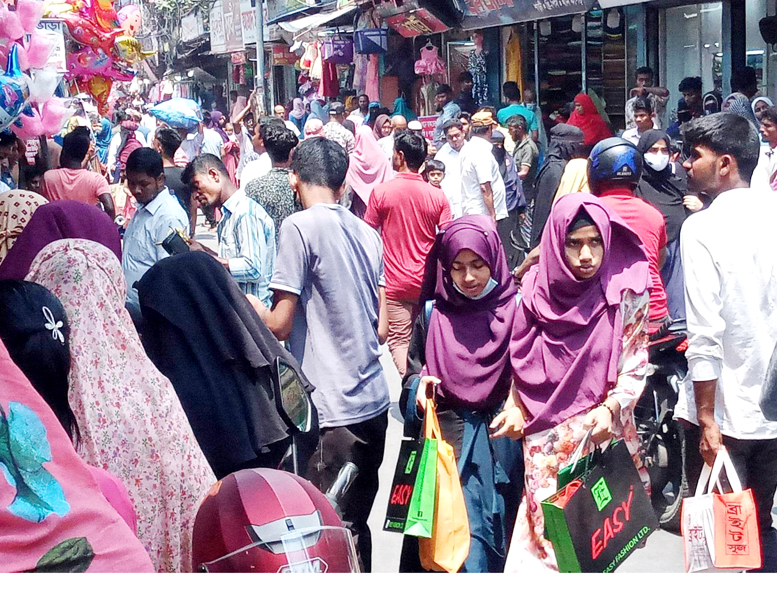 ফুটপাতে ছুটছেন বরিশালের নিন্ম আয়ের ক্রেতা