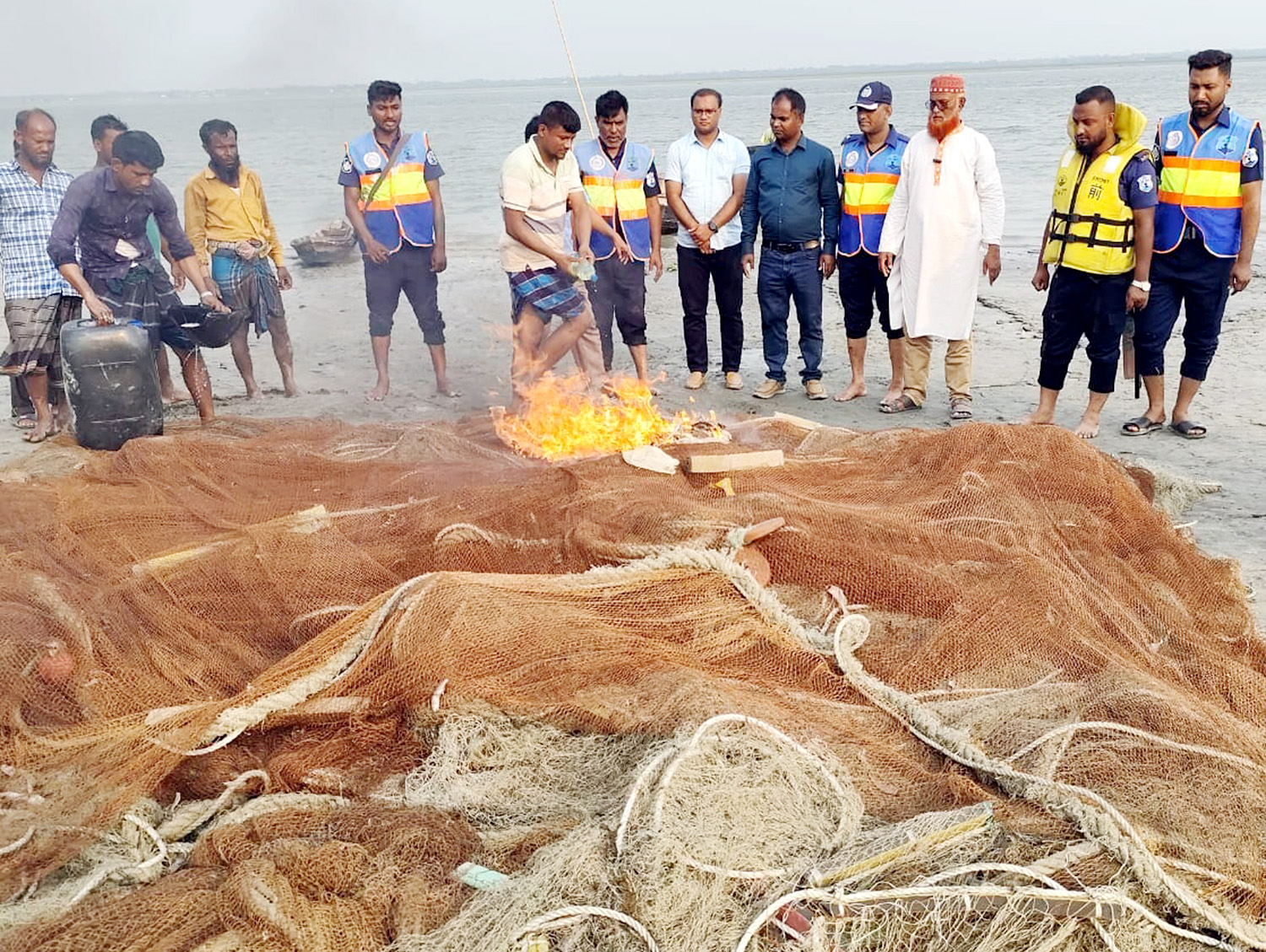 বরিশালের মেঘনায় অভিযান, জাল সহ ট্রলার জব্দ