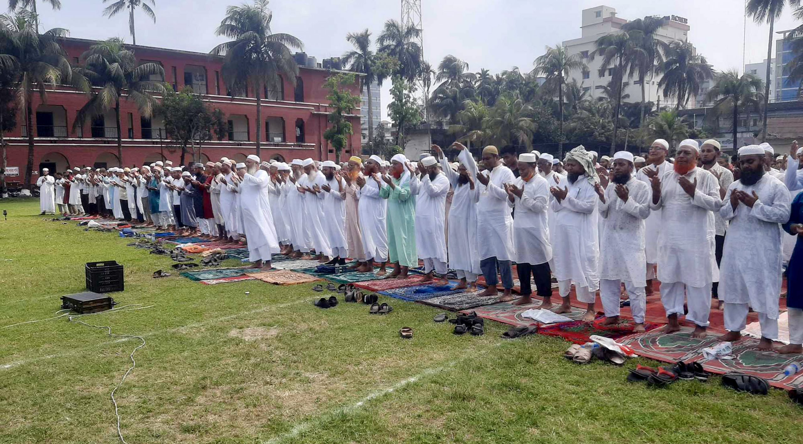 বরিশালে আল্লাহর রহমত কামনায় ইসতেসকার নামাজ অনুষ্ঠিত হয়