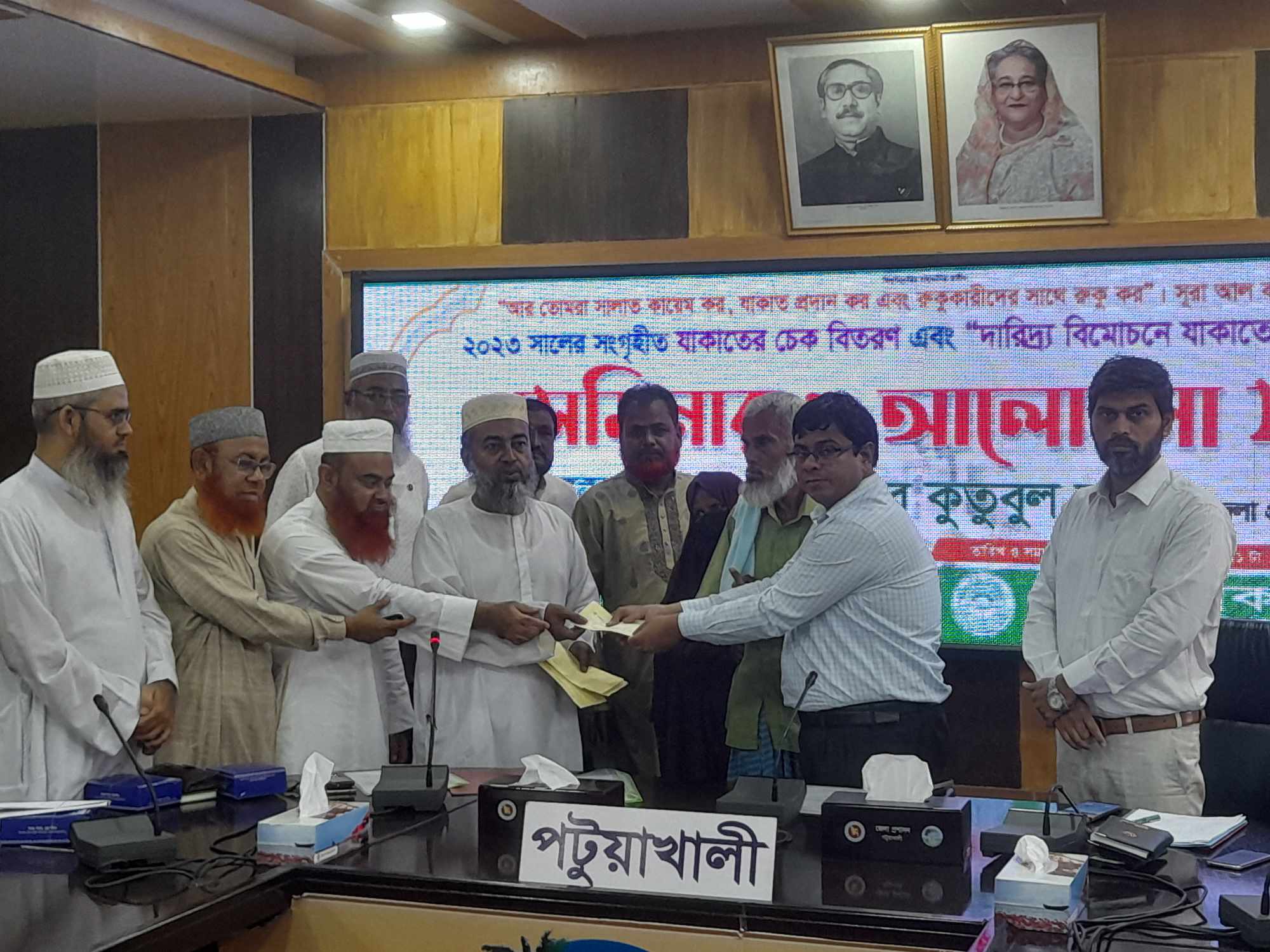 ১১৯ জনের মাঝে যাকাতের চেক বিতরণ