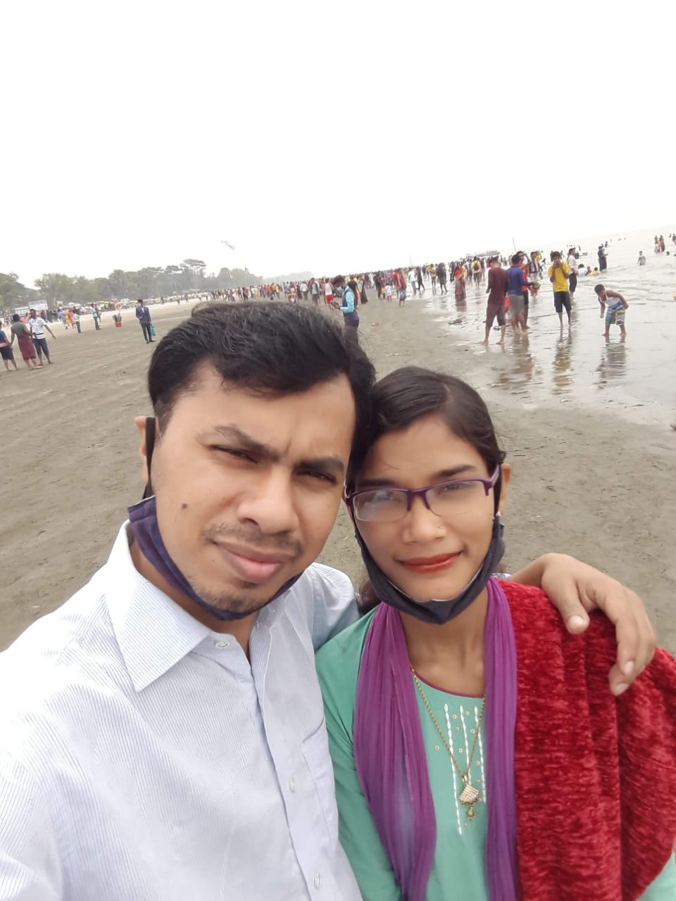 স্ত্রীর দাবীতে দুই দিন ধরে এক তরুনীর  অনশন