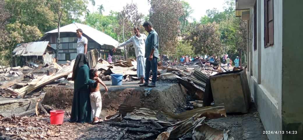 অগ্নিকাণ্ড ৫ টি ঘর ভস্মীভূত , ২৫ লক্ষ টাকার ক্ষয় ক্ষতি।