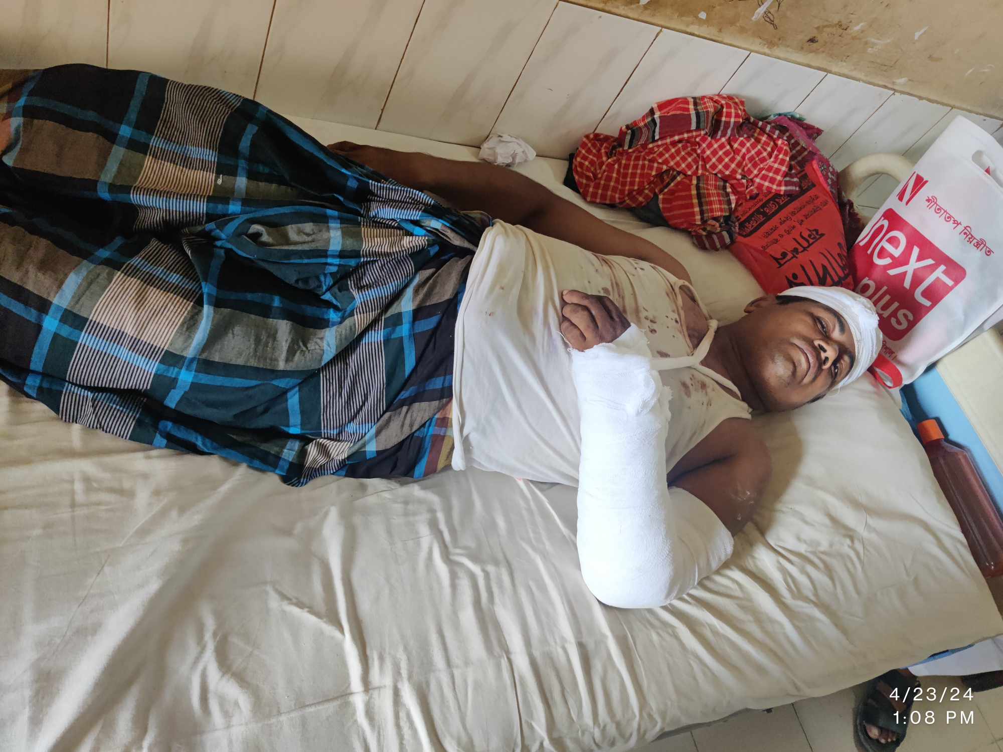 বাকেরগঞ্জে ছাত্রদলের হামলার শিকার এলাকার সাধারণ যুবক