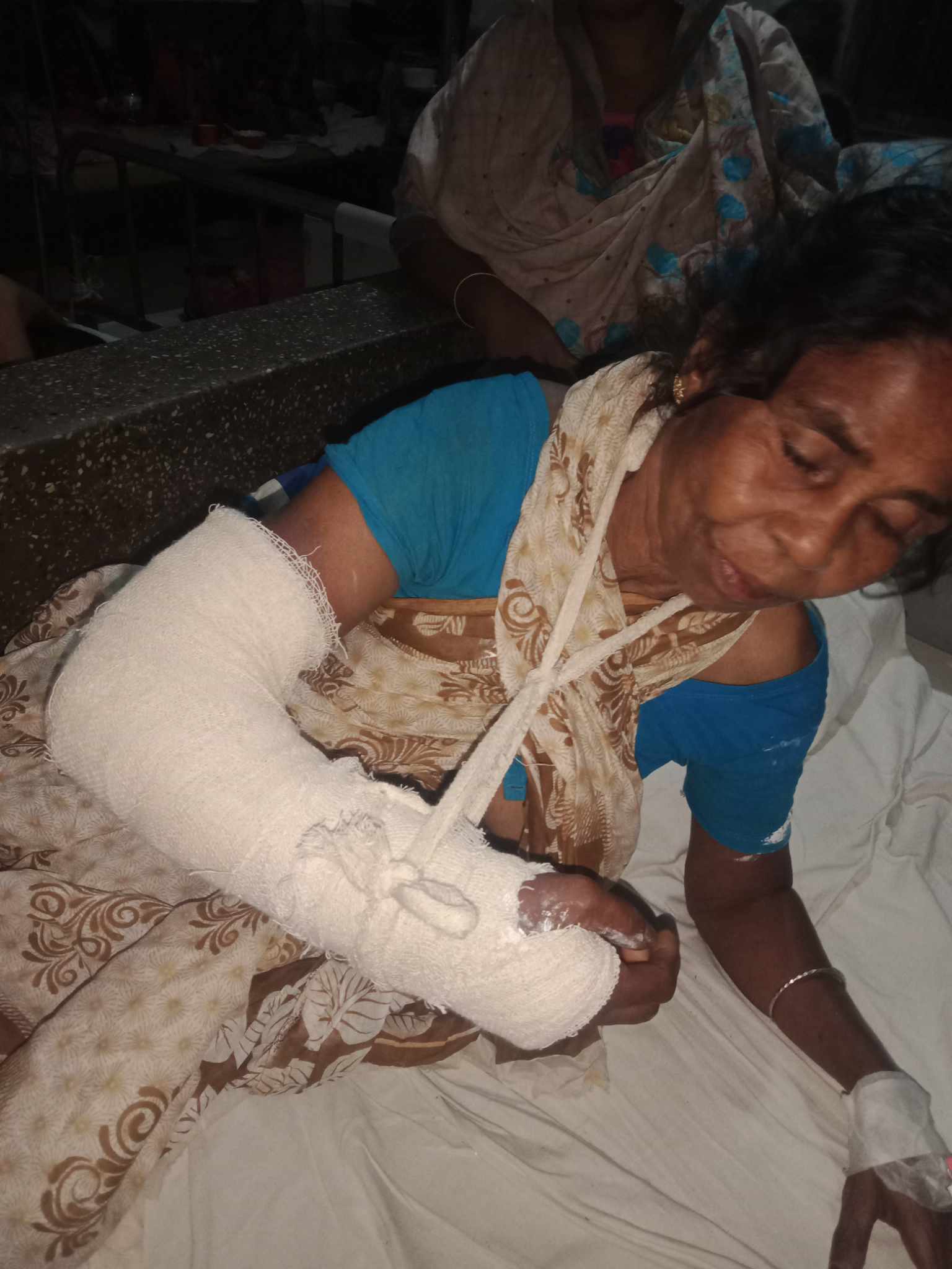 ৭০ বছরের বৃদ্ধাকে পিটিয়ে হাত ভেঙে দেয়ার  অভিযোগ।