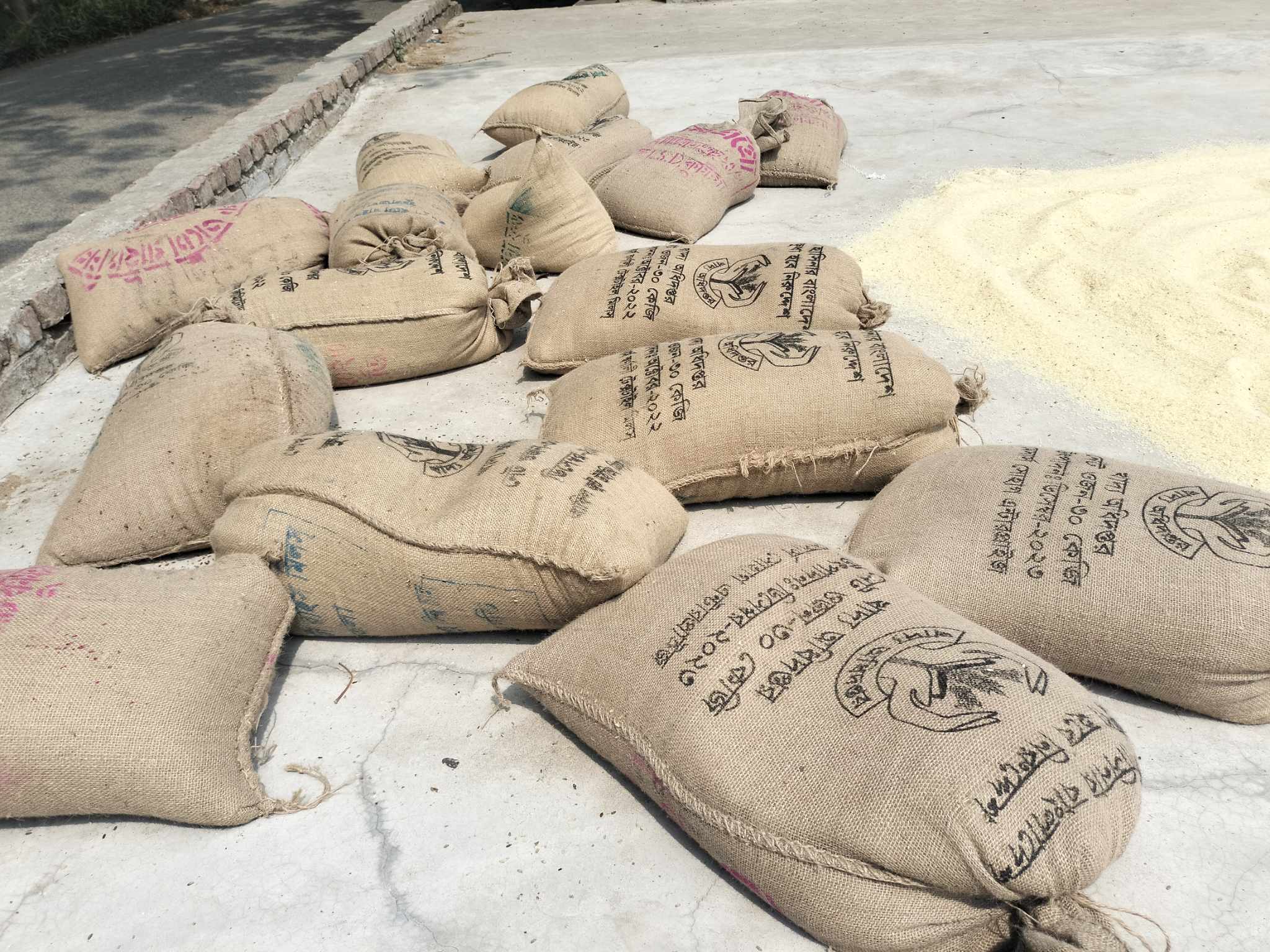 সরকারি খাদ্যগুদামের চাল চুরির ভিডিও ভাইরাল