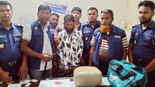 বরিশালে  চার কেজি গাঁজা সহ মাদক ব্যবসায়ি গ্রেপ্তার