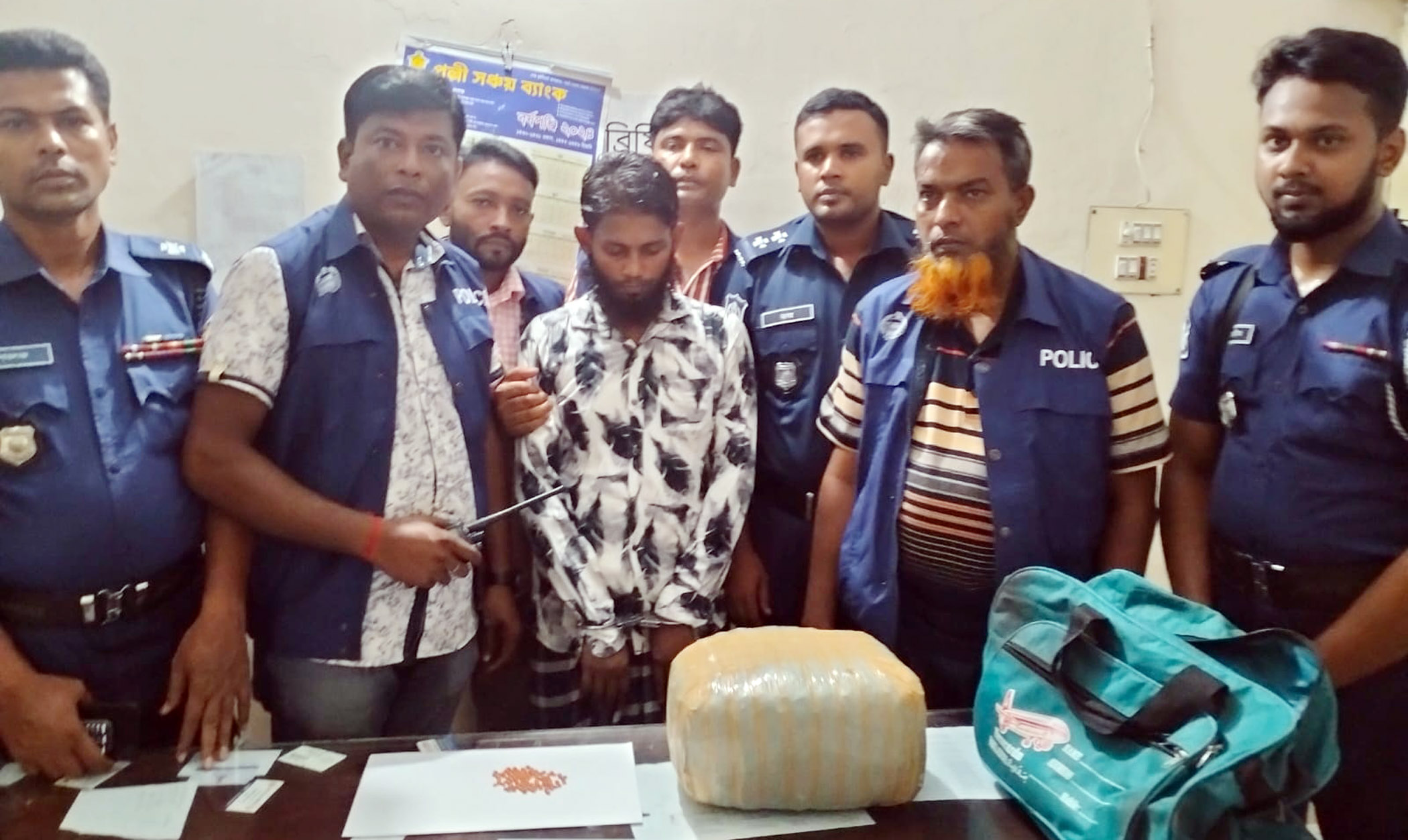 বরিশালে  চার কেজি গাঁজা সহ মাদক ব্যবসায়ি গ্রেপ্তার