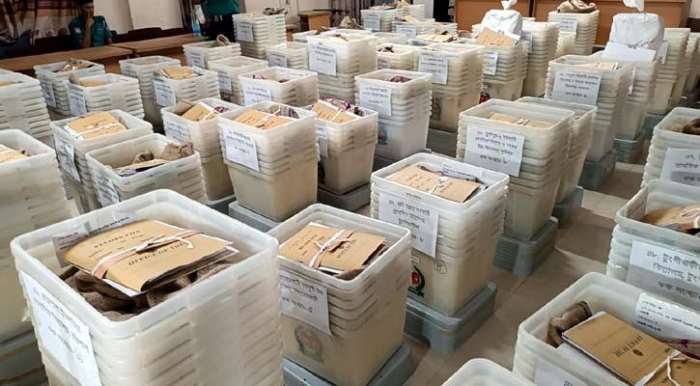 উপজেলা নির্বাচন :বরিশালে নির্বাচনী সামগ্রী বিতরণ