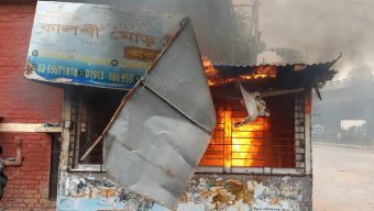 কালশীতে পুলিশ বক্সে আগুন দিল অটোরিকশাচালকরা