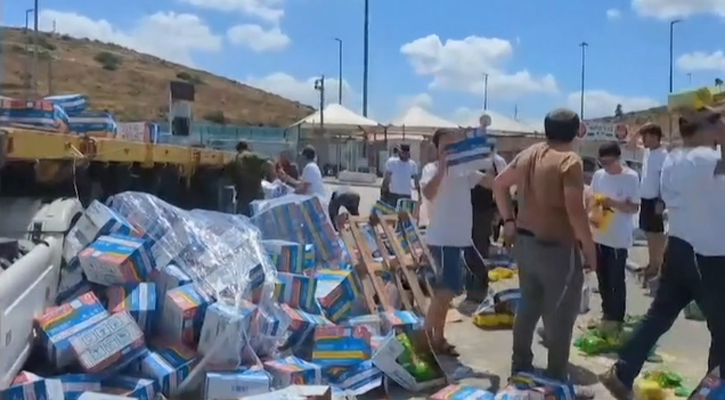 গাজাগামী ত্রাণবাহী গাড়িতে আক্রমণ করছে ইসরায়েলিরা