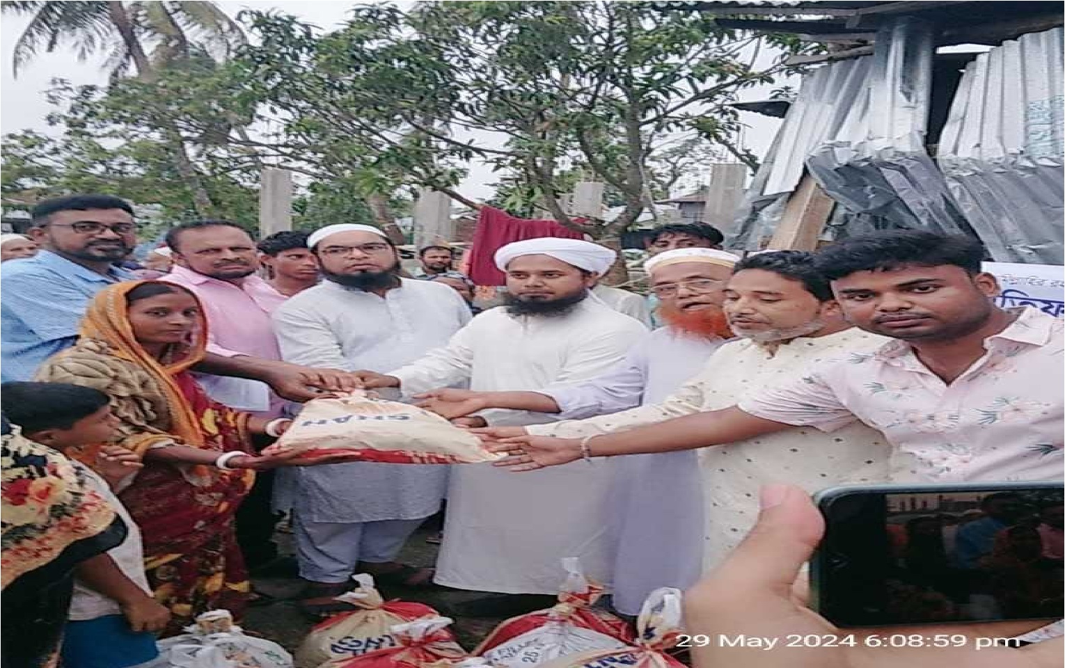 আমতলীতে জাহানারা লতিফ মোল্লা ফাউন্ডেশনের ত্রান বিতরন