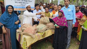 আমতলীতে এনএসএস ও ওয়ার্ল্ড ভিশনের ত্রান বিতরন