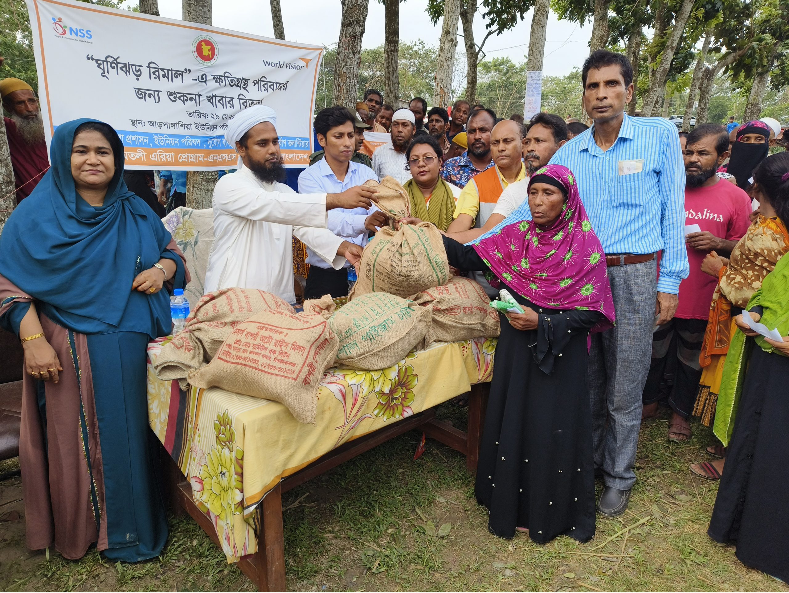 আমতলীতে এনএসএস ও ওয়ার্ল্ড ভিশনের ত্রান বিতরন