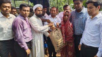 আমতলীতে জেলা প্রশাসনের ত্রান বিতরন