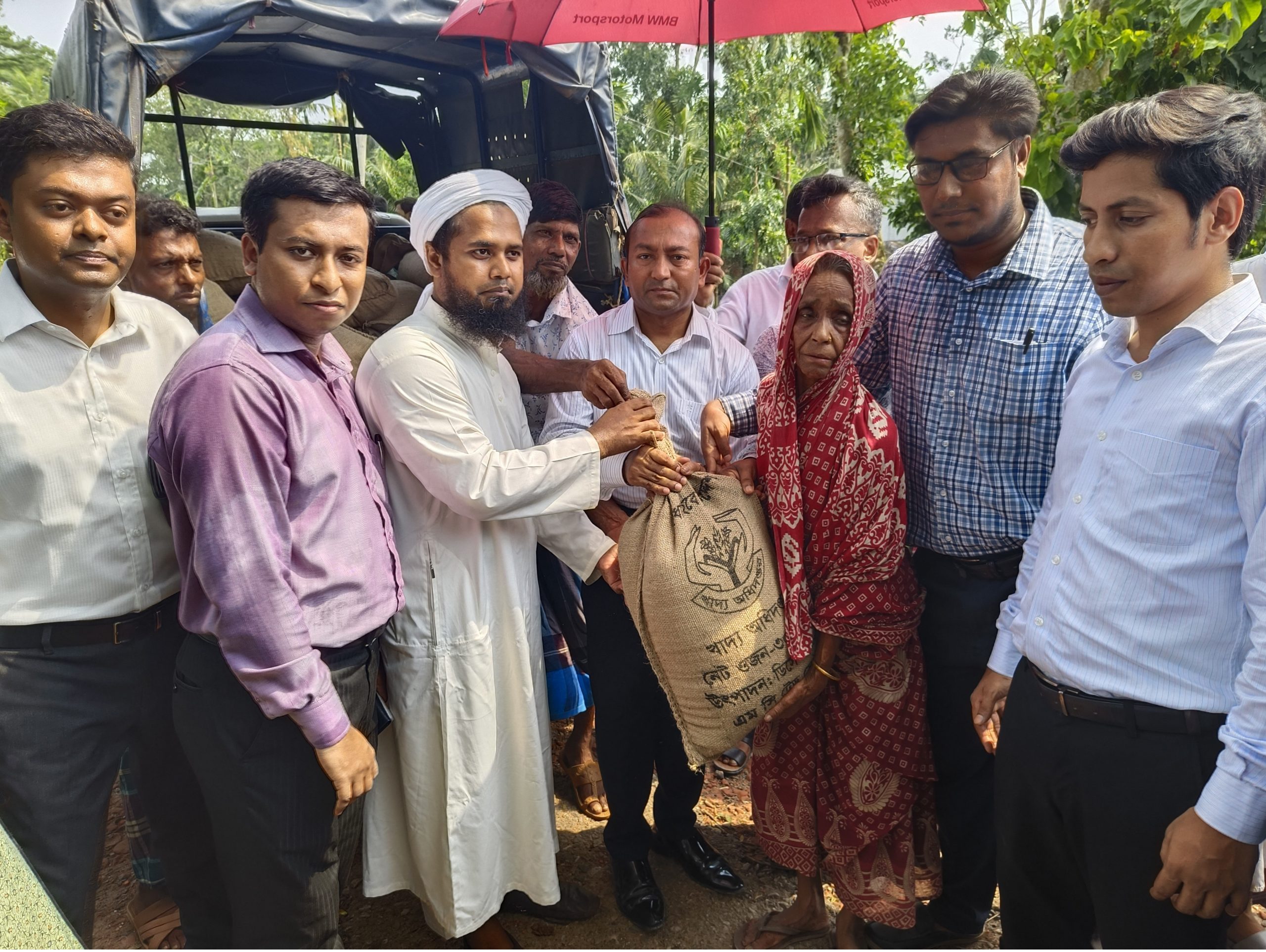 আমতলীতে জেলা প্রশাসনের ত্রান বিতরন