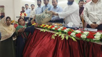 আমতলীতে ১০ হাজার কৃষকের মাঝে বীনামূল্যে সার ও বীজ বিতরনের  উদ্বোধন