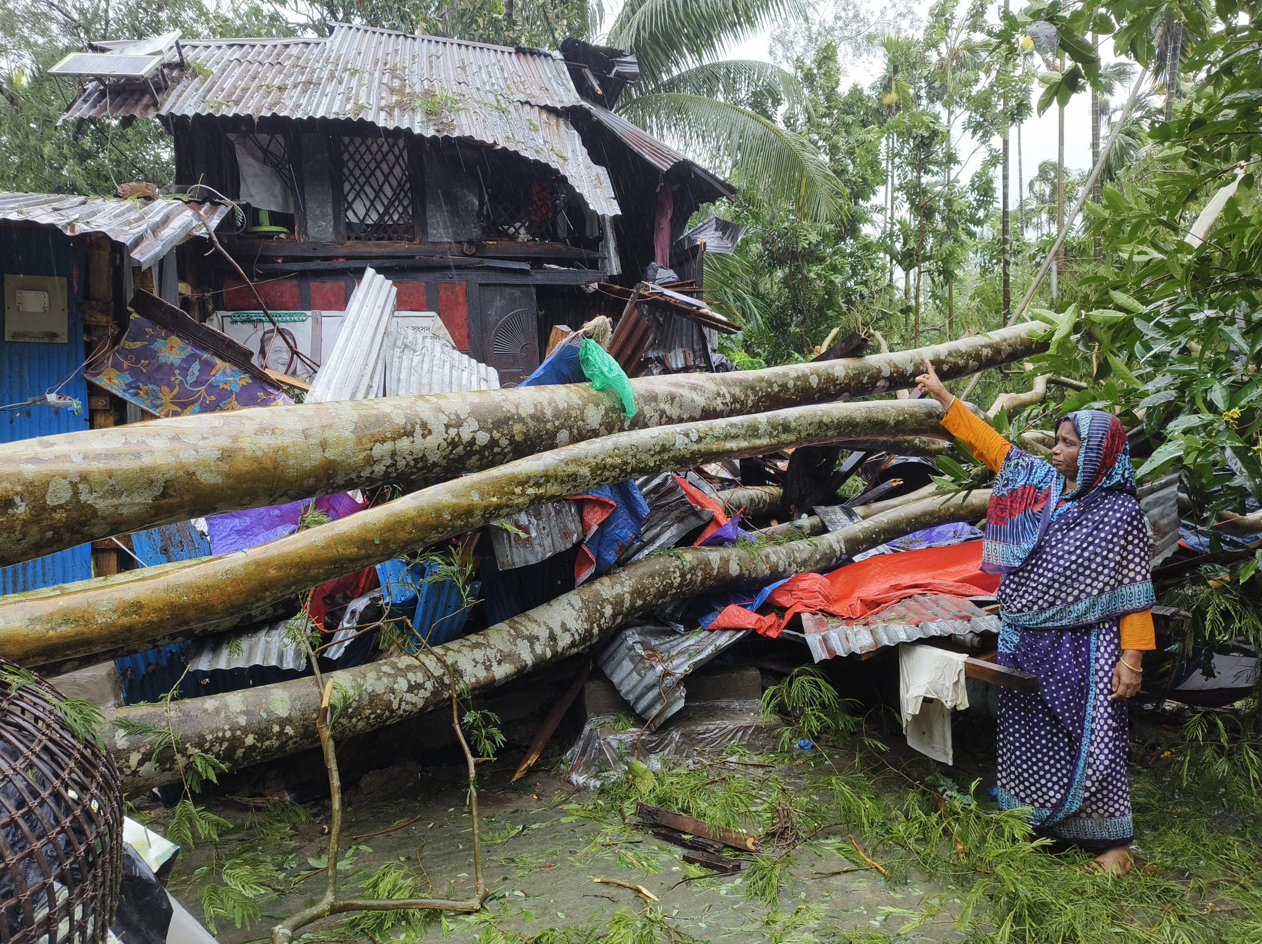 মোর ঘর গরু সব গ্যালো এহন মুই কুম্মে যামু কি হরমু