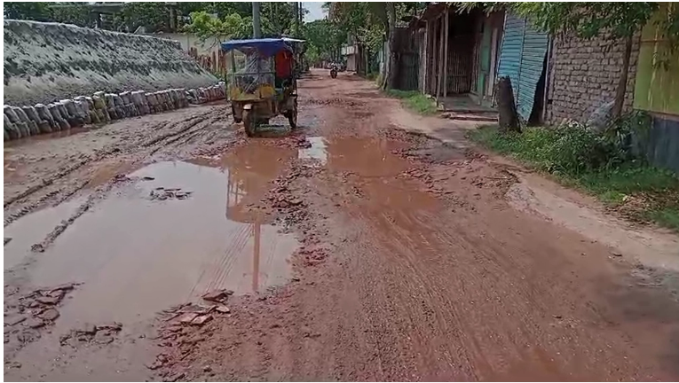 ভোলায় খুঁটির জন্য আটকে আছে ৩২ কোটি টাকার কাজ