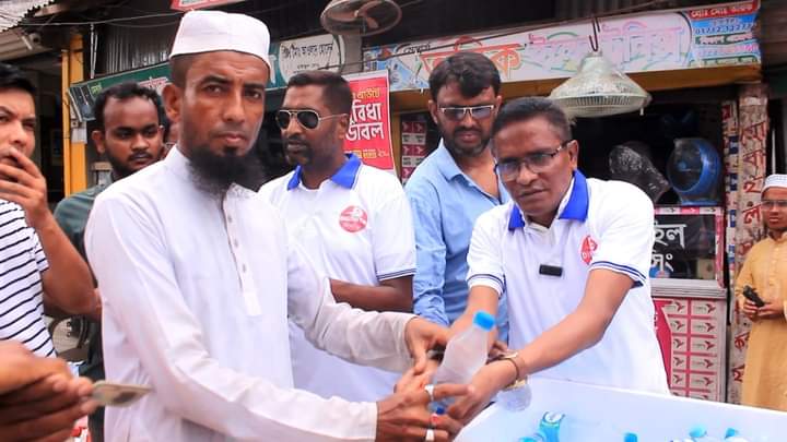 তীব্র দাবদাহে স্যালাইন পানি নিয়ে তৃষ্ণার্ত মানুষের পাশে সাবেক কাউন্সিলর মনির