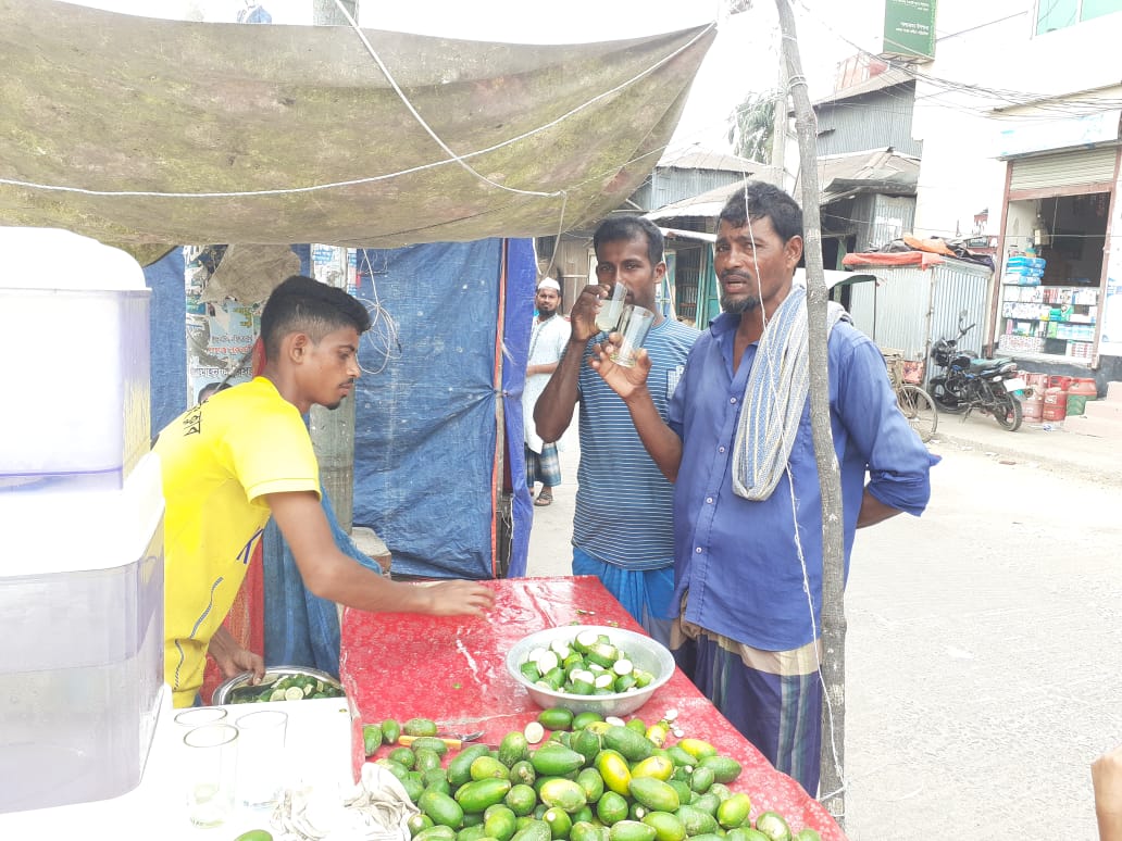 গরমে বেড়েছে লেবুর শরবতের কদর
