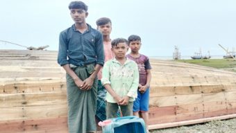 নদীর ঢেউয়ে জীবন জড়াচ্ছে বাপ-দাদার পেশায়,শিক্ষা বিমুখ জেলে পল্লীর অধিকাংশ শিশু