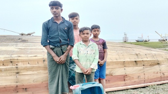 নদীর ঢেউয়ে জীবন জড়াচ্ছে বাপ-দাদার পেশায়,শিক্ষা বিমুখ জেলে পল্লীর অধিকাংশ শিশু