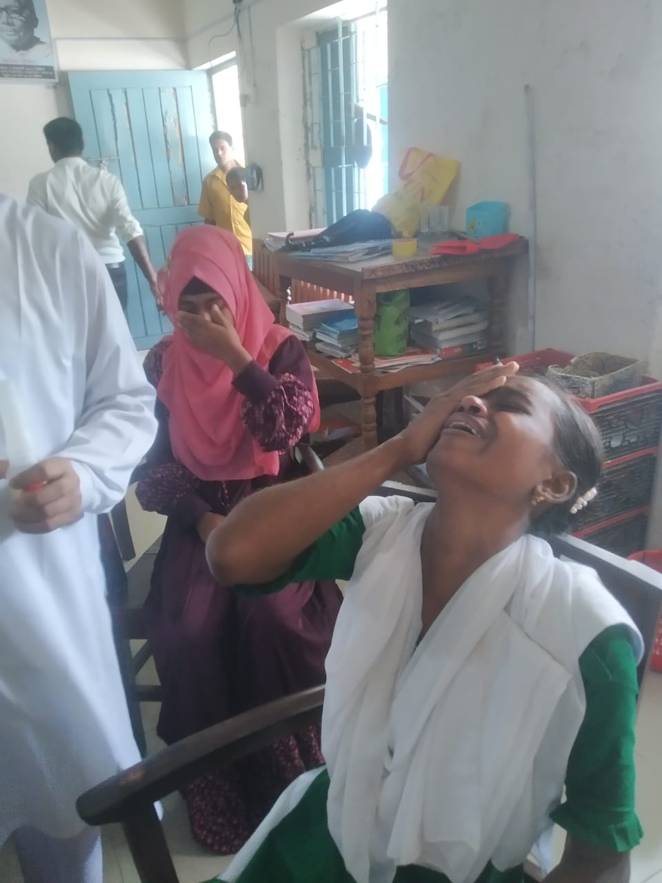 স্পর্শ করলেই অসুস্থ বিদ্যালয়ের শিক্ষার্থীরা আতংকে , শ্রেণি পাঠদান বন্ধ