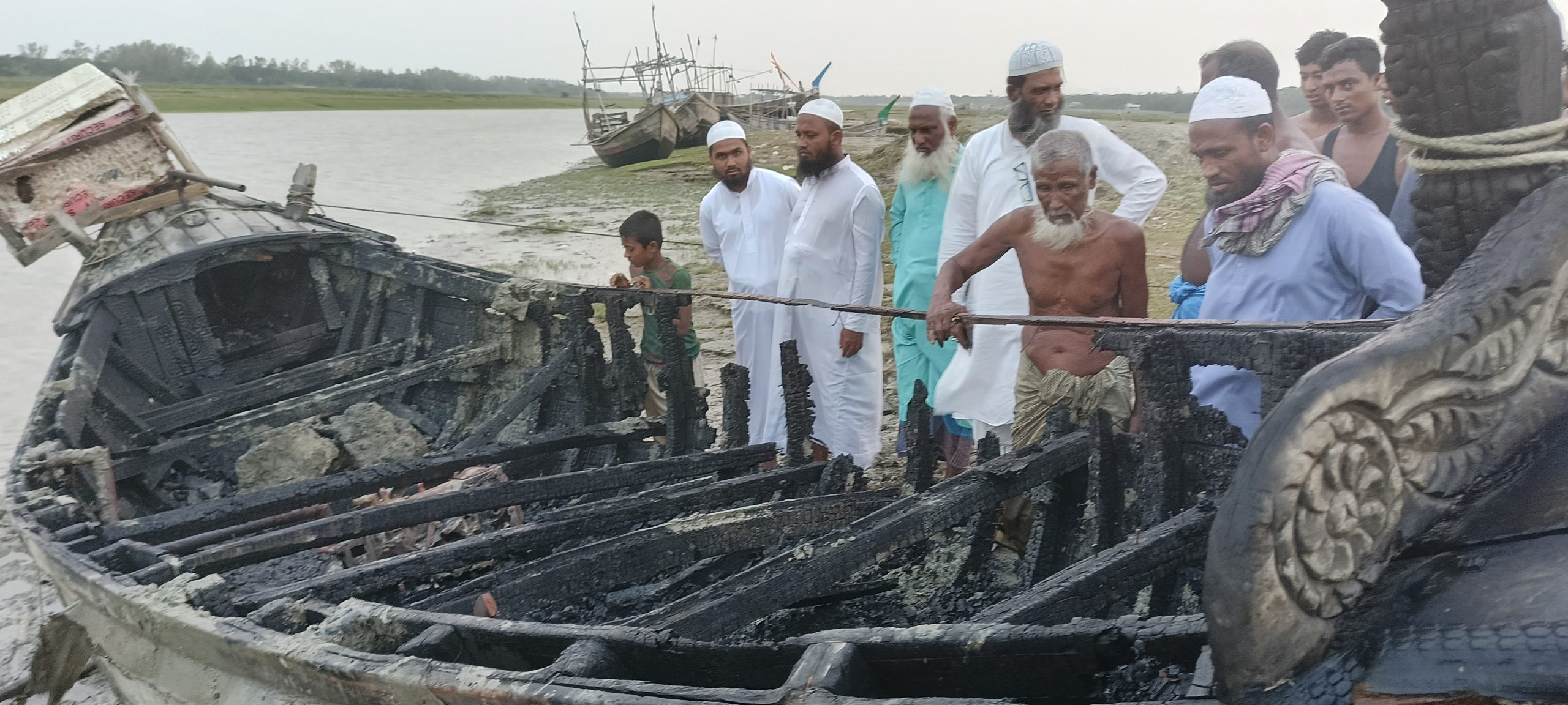 মনপুরায় দুর্বৃত্তদের দেওয়া আগুনে পুড়ে ছাই জেলে
